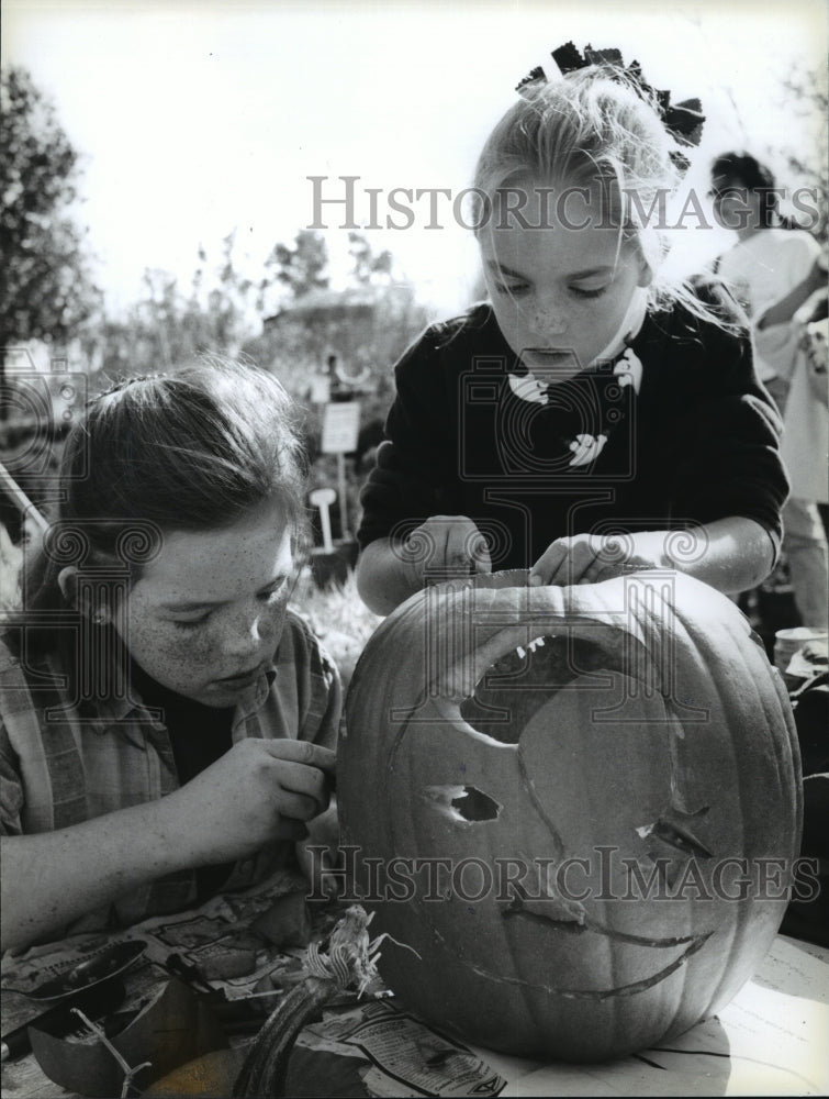 Load image into Gallery viewer, 1994 Press Photo Melissa Medal &amp; Dana Morrow during pumpkin carving contest
