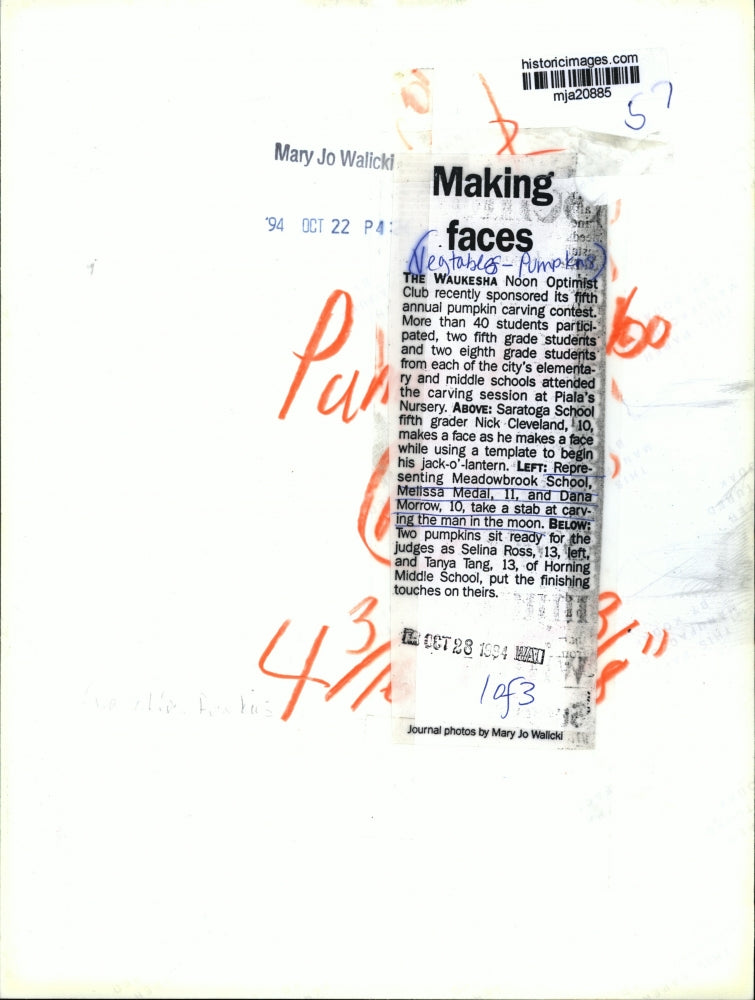 1994 Press Photo Melissa Medal & Dana Morrow during pumpkin carving contest