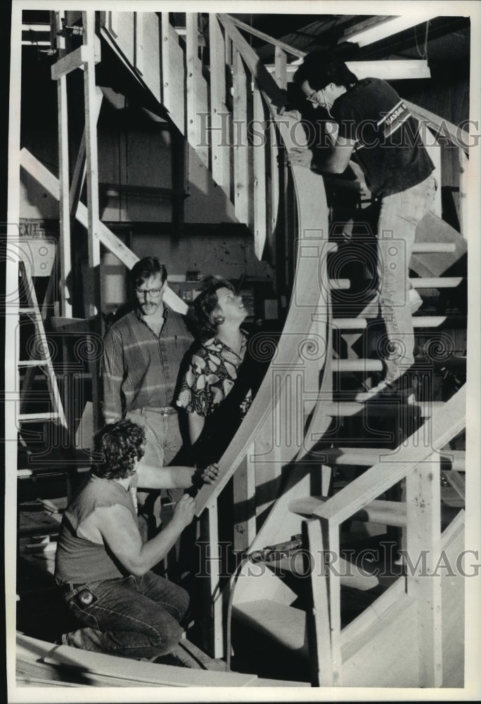 Load image into Gallery viewer, 1990 Press Photo Tom Stilp, Sharon Stilp Zoromski check the progress of stairway
