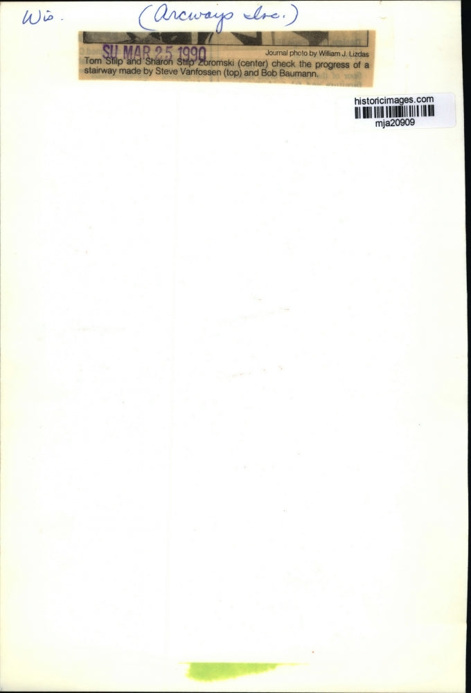 Load image into Gallery viewer, 1990 Press Photo Tom Stilp, Sharon Stilp Zoromski check the progress of stairway
