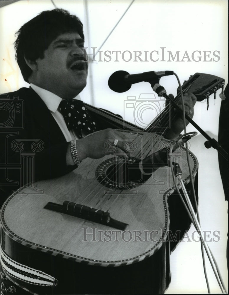 1993 Press Photo Martin Carillo of Mariachi Guadelajara sings and plays a Guitar- Historic Images