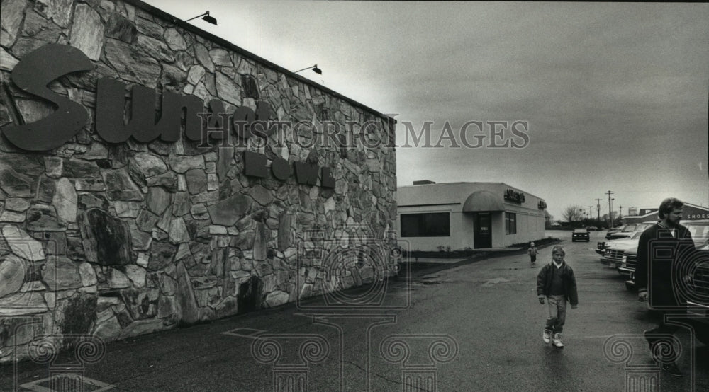 1989 Press Photo New Owners Spent $250,000 to renovate Sunset Bowl - mja21129
