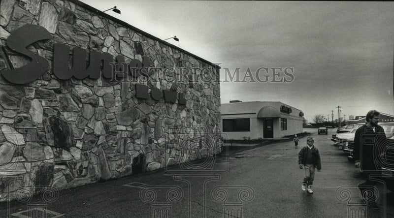 Load image into Gallery viewer, 1989 Press Photo New Owners Spent $250,000 to renovate Sunset Bowl - mja21129
