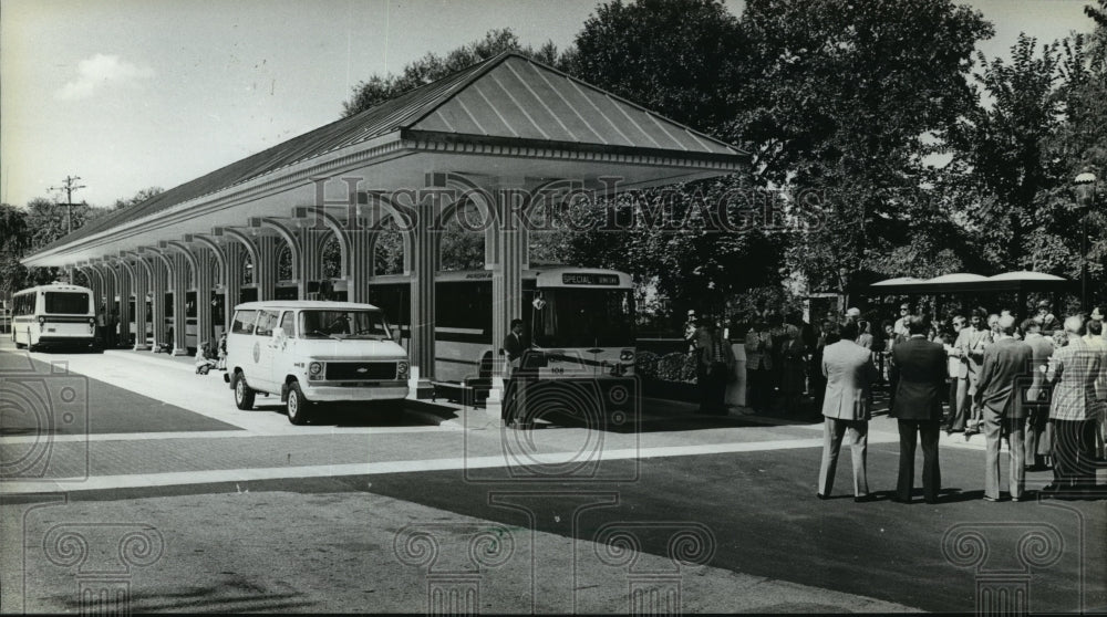 1983 Press Photo Waukesha's downtown terminal & its new fleet of 11 buses