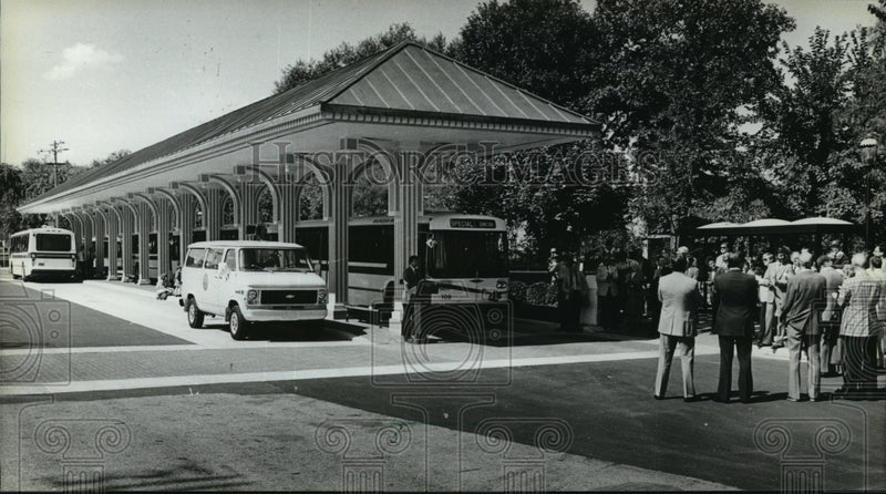 Load image into Gallery viewer, 1983 Press Photo Waukesha's downtown terminal &amp; its new fleet of 11 buses
