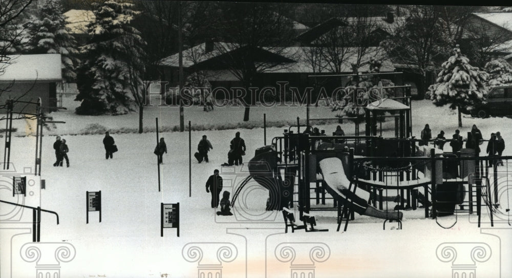 1993 Press Photo Pupils at Lowell Elementary School in Waukesha enjoy the snow
