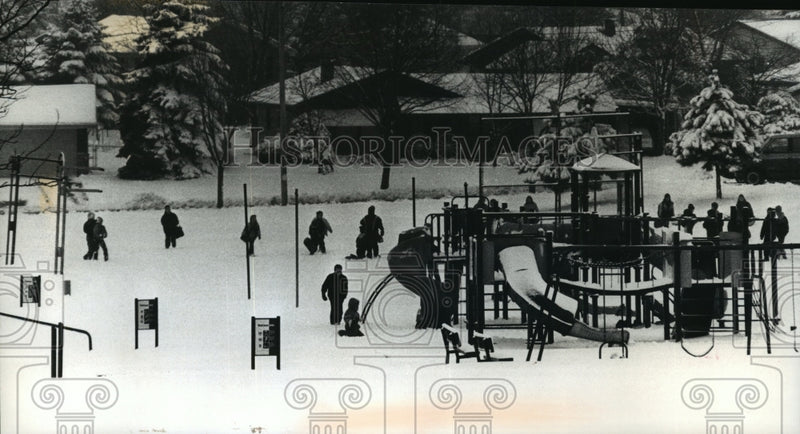 Load image into Gallery viewer, 1993 Press Photo Pupils at Lowell Elementary School in Waukesha enjoy the snow
