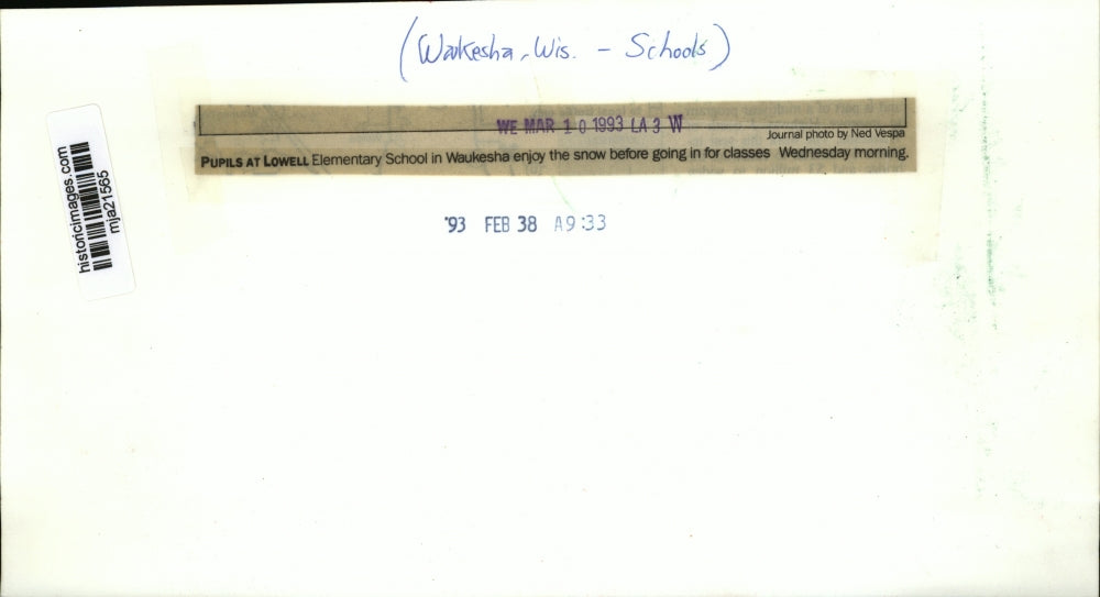 1993 Press Photo Pupils at Lowell Elementary School in Waukesha enjoy the snow