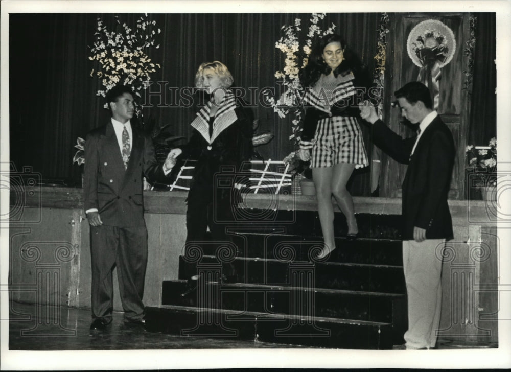 1992 Press Photo Libby Reeder and Amy Heffernan participate in a fashion show- Historic Images