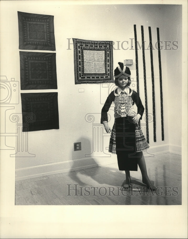 1984 Press Photo Hmong people &amp; traditional costume at West Bend Gallery- Historic Images