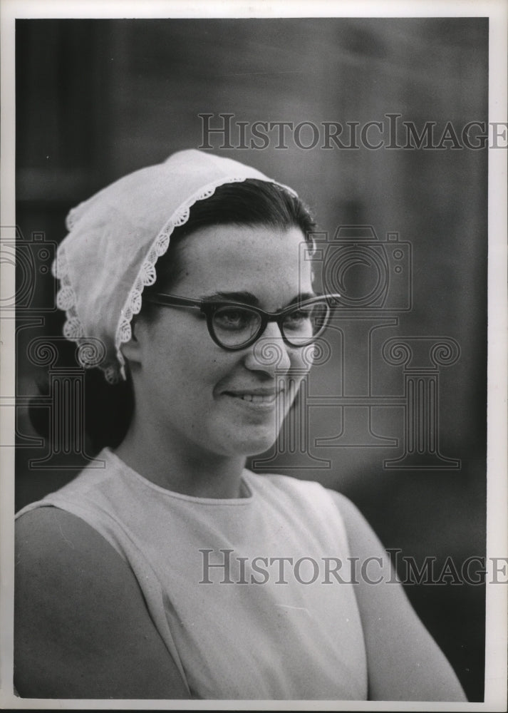 1966 Press Photo Mrs. Henry (Judith) Werner, Milwaukee Library - mja21734