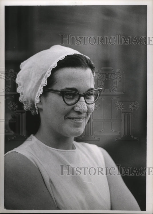 1966 Press Photo Mrs. Henry (Judith) Werner, Milwaukee Library - mja21734