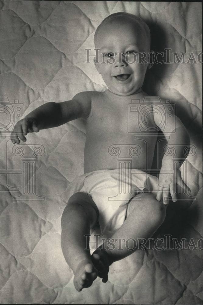 1986 Press Photo Erik David Weiss, 26 weeks, crawls to his destination with ease