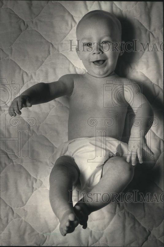 1986 Press Photo Erik David Weiss, 26 weeks, crawls to his destination with ease