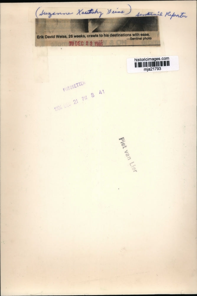 1986 Press Photo Erik David Weiss, 26 weeks, crawls to his destination with ease