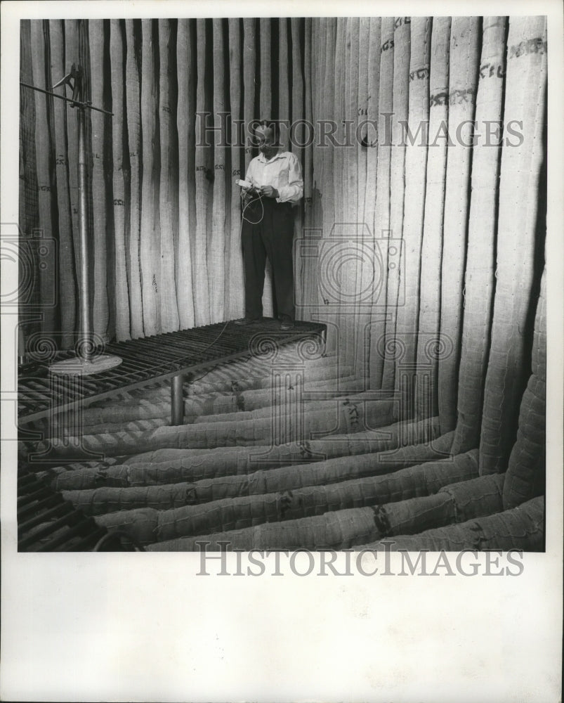 1965 Press Photo Prof. Ephrain Frei experiments with acoustical instruments