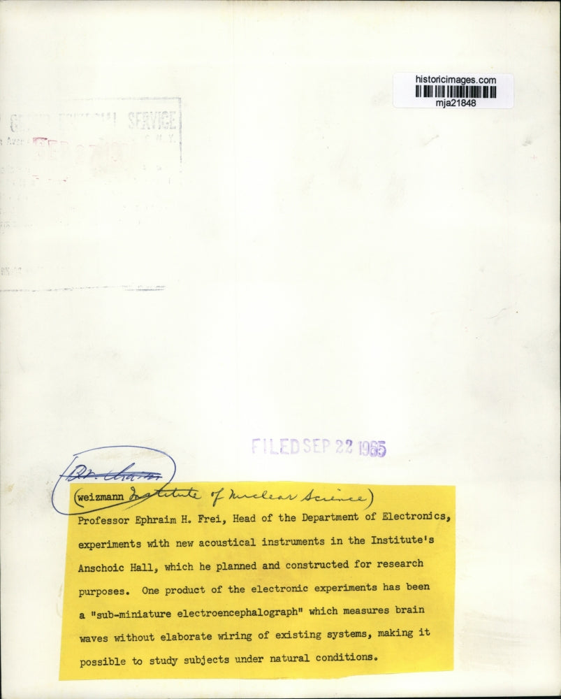 1965 Press Photo Prof. Ephrain Frei experiments with acoustical instruments