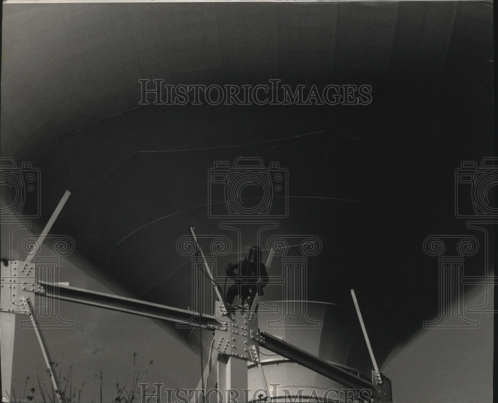 1993 Press Photo Scott Iseler, demolishing 70yr old West Allis water tower