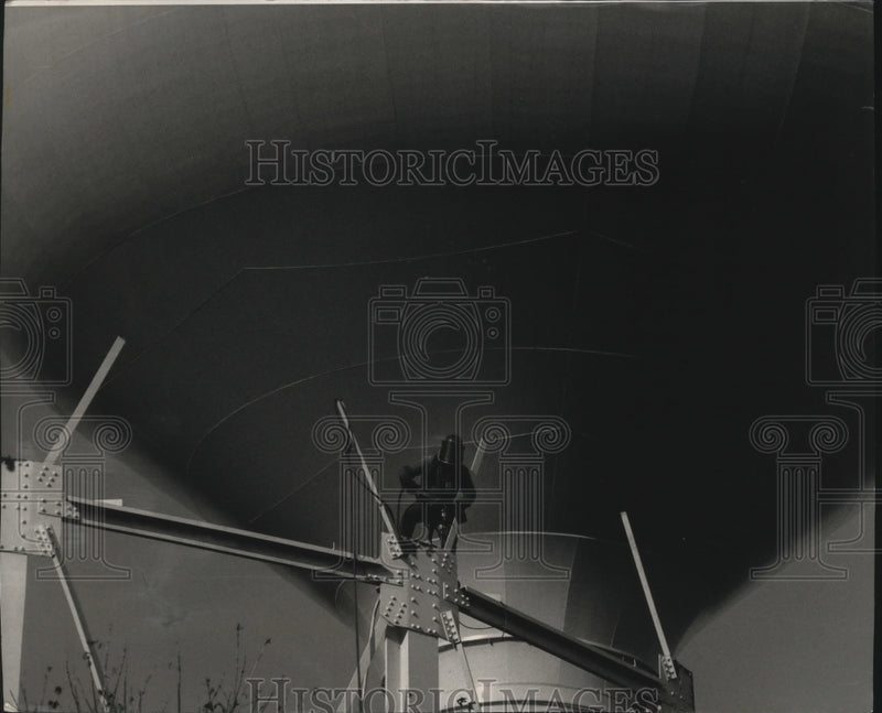 Load image into Gallery viewer, 1993 Press Photo Scott Iseler, demolishing 70yr old West Allis water tower
