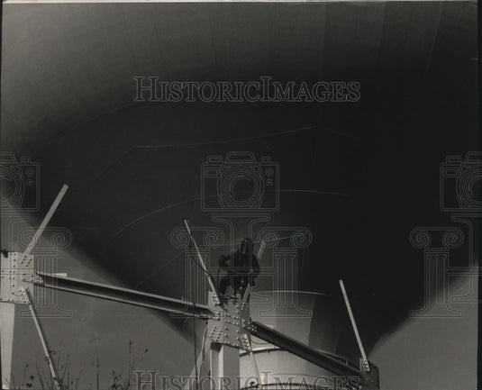 1993 Press Photo Scott Iseler, demolishing 70yr old West Allis water tower