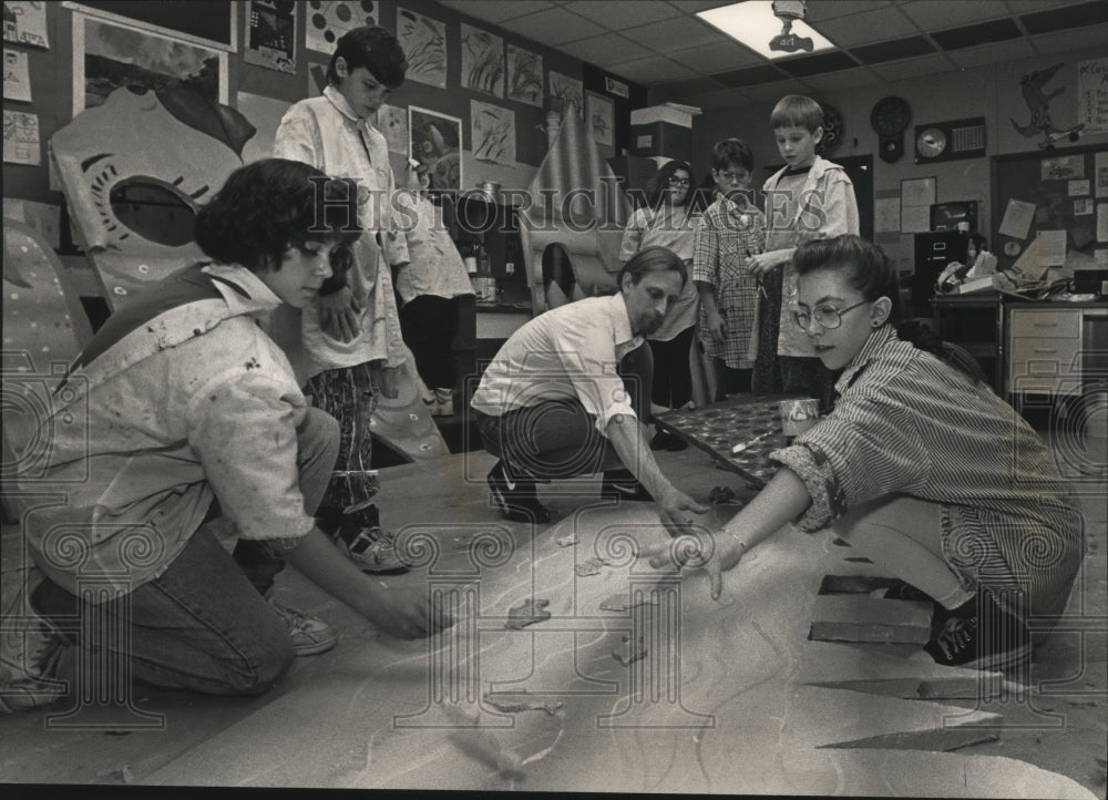 1992 Press Photo Tom Uebelherr gives artistic advice to Vicki Ebben&#39;s art class- Historic Images