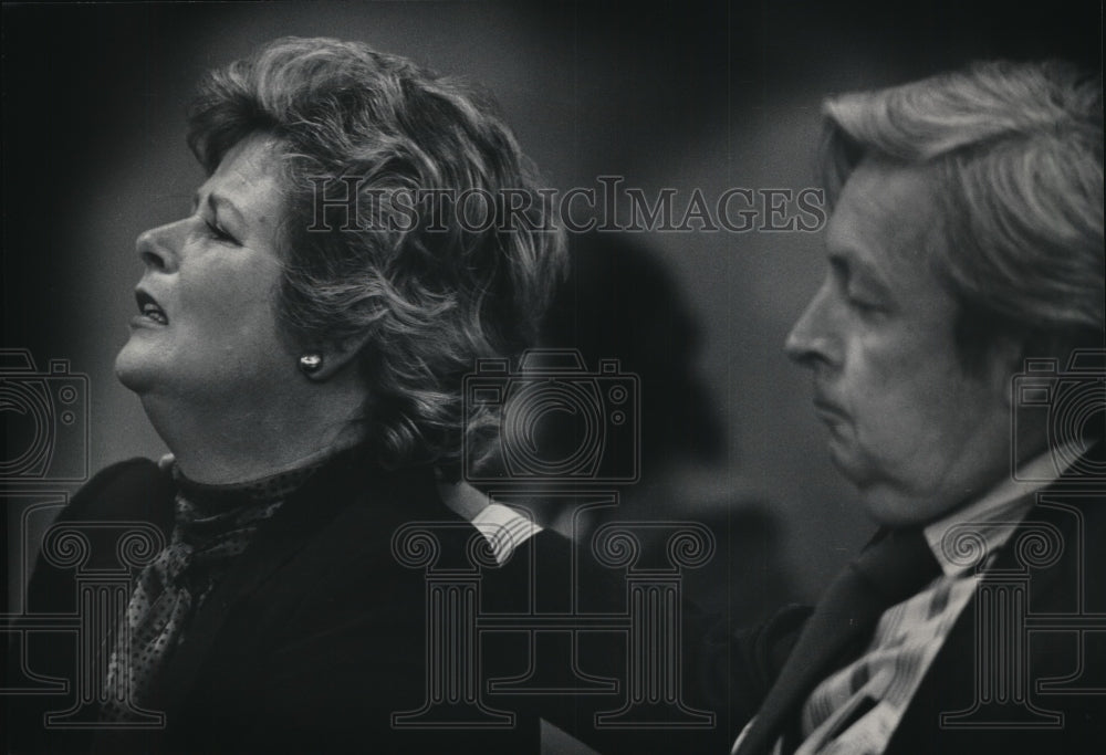 1986 Press Photo Edward Reardon comforted his wife Yvonne during trial