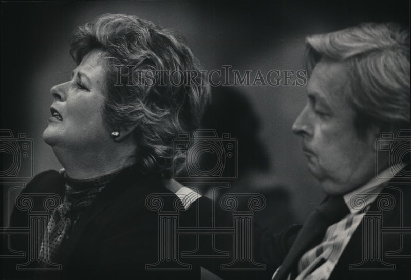 Load image into Gallery viewer, 1986 Press Photo Edward Reardon comforted his wife Yvonne during trial
