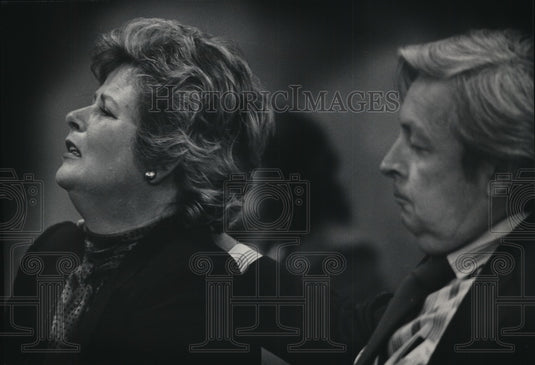 1986 Press Photo Edward Reardon comforted his wife Yvonne during trial