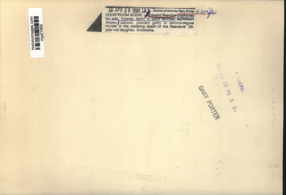 1986 Press Photo Edward Reardon comforted his wife Yvonne during trial