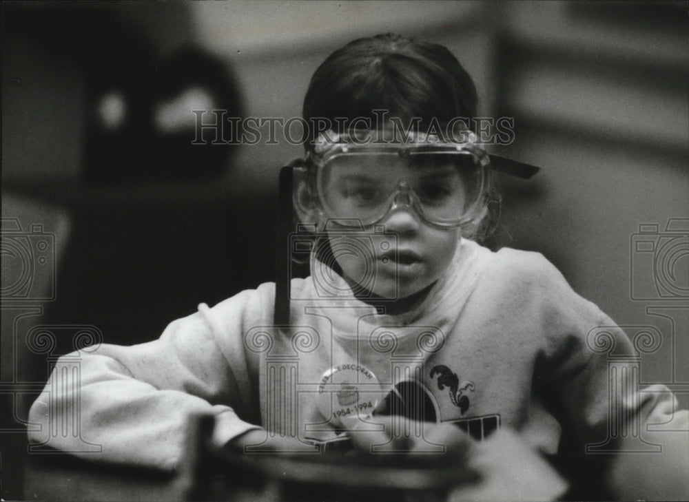 1994 Press Photo Maggie Key watches test on law of conservation of matter- Historic Images