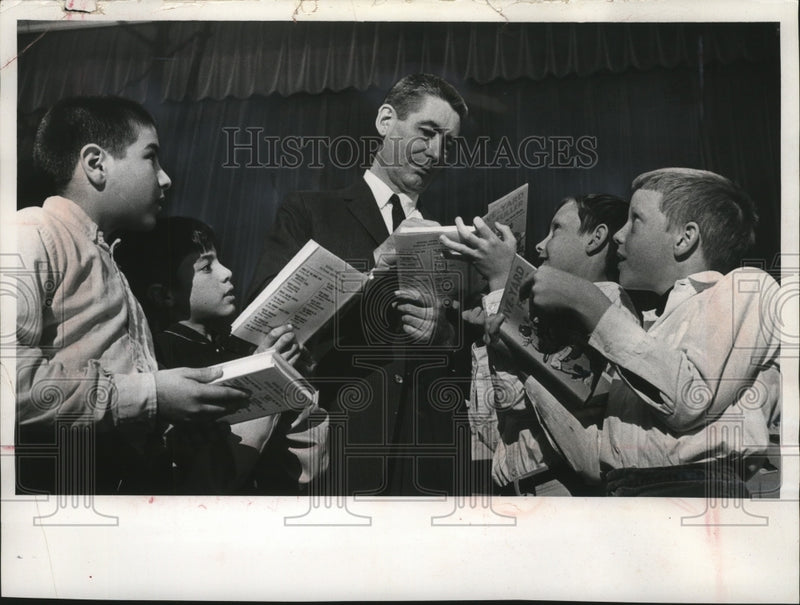 Load image into Gallery viewer, 1964 Press Photo Robert Wells signed Five-Yard Fuller copies for youngsters

