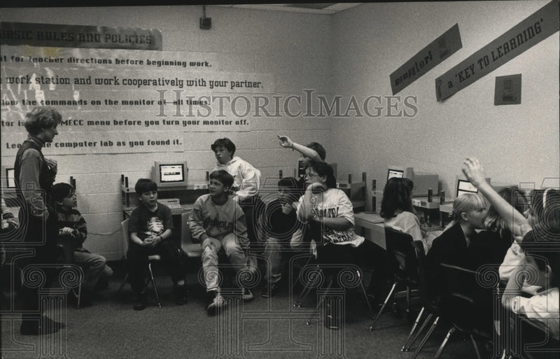 Load image into Gallery viewer, 1993 Press Photo Fair Park Elementary School teacher Kathy Multerer - mja22066
