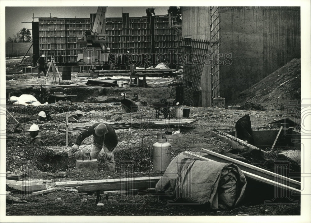 1990 Press Photo Workers poured concrete foundations for West Bend Mutual Ins- Historic Images