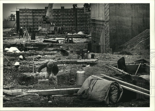 1990 Press Photo Workers poured concrete foundations for West Bend Mutual Ins- Historic Images