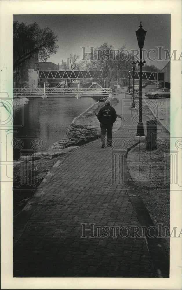 1983 Press Photo West Bend&#39;s new river walk - mja22330- Historic Images