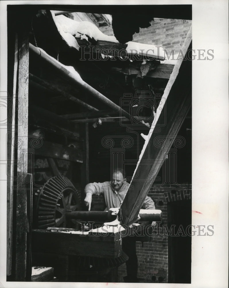 1973 Press Photo Dricken looked over an old wheel in Washington Co Courthouse - Historic Images