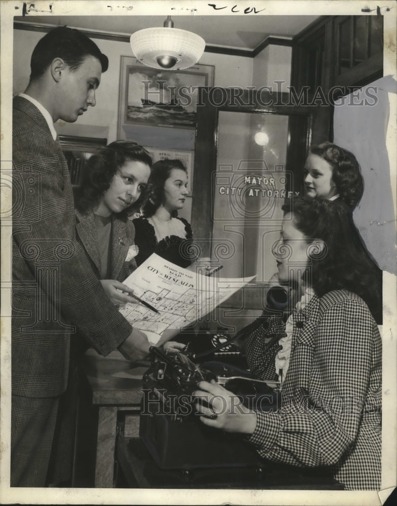 1946 Press Photo Central and Nathan Hale High Schools students runs West Allis- Historic Images