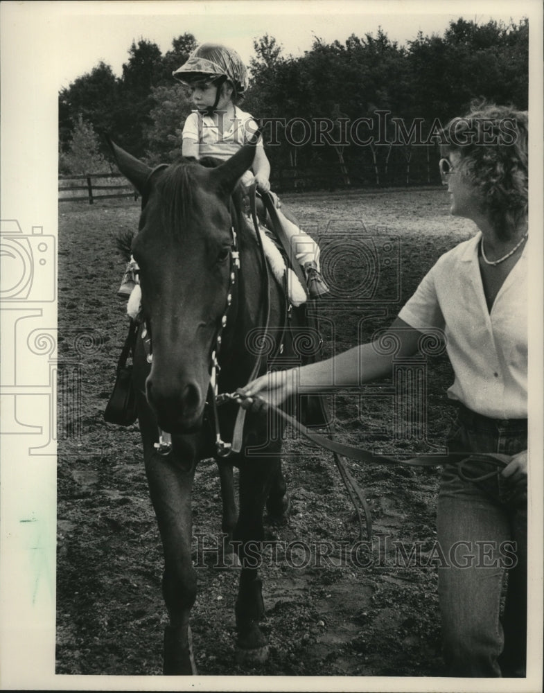 1983 Press Photo Jamie Long rode a horse at West Bend Equestrian Club- Historic Images