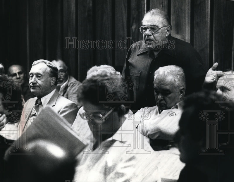 Load image into Gallery viewer, 1989 Press Photo Fred Andrews spoke at the hearing at the West Allis City Hall
