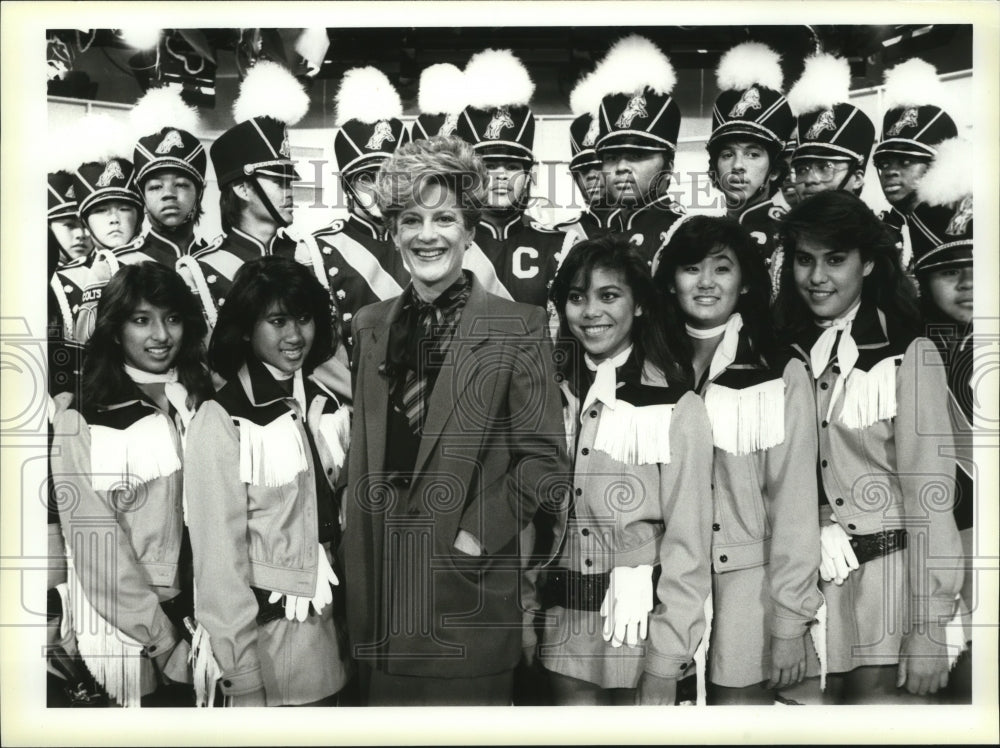 1985 Press Photo Roberta Weintraub is surrounded by members of the Carson High- Historic Images