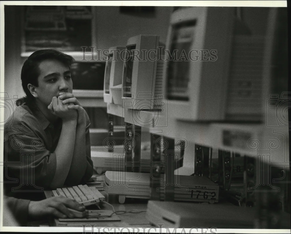 1991 Press Photo Eli Giombi working on 21st century city layout at Horace School