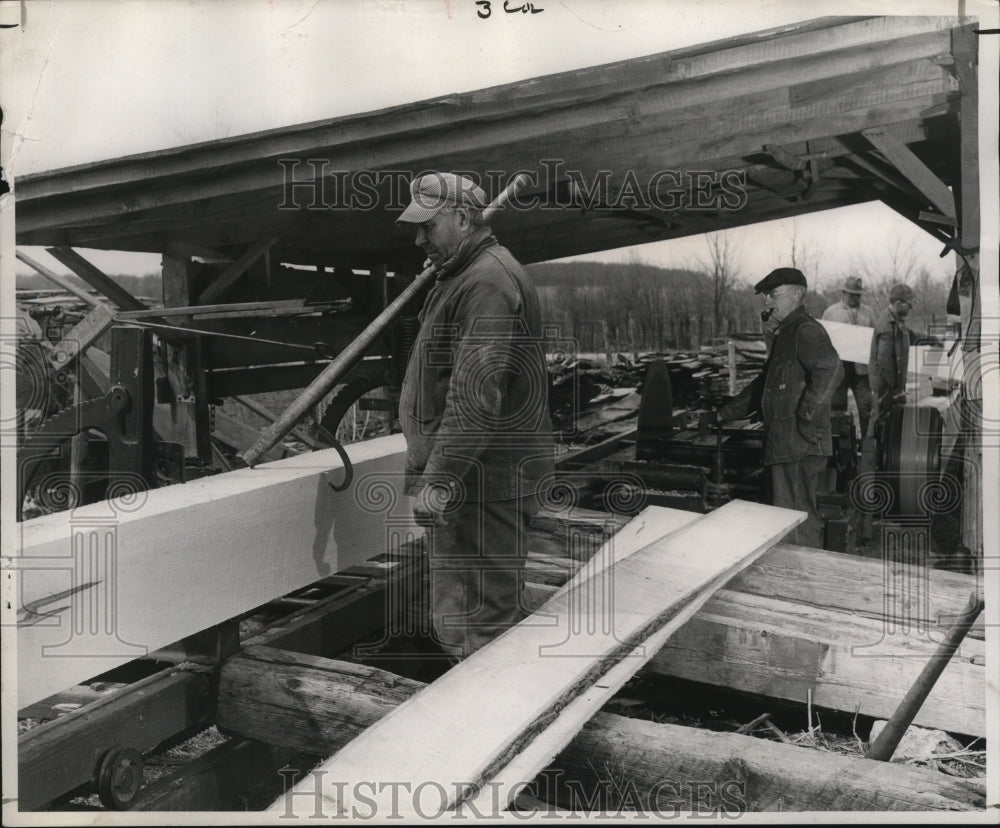 1941 Press Photo Farmers cutting their own lumber from the vicinity of Mayville
