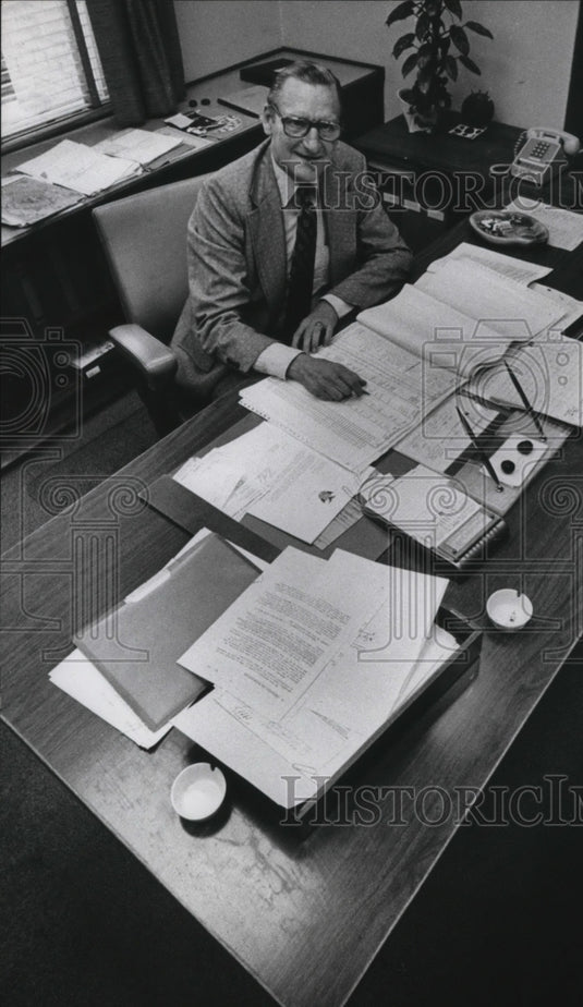 1975 Press Photo Edwin C. Whitney, budget director, city of Milw. - mja23096- Historic Images