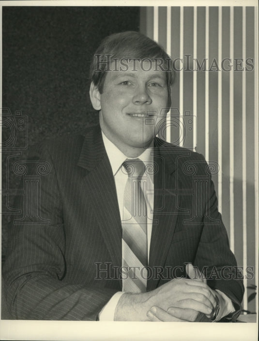 1984 Press Photo Stan Williams, former Wisconsin football player in his office- Historic Images