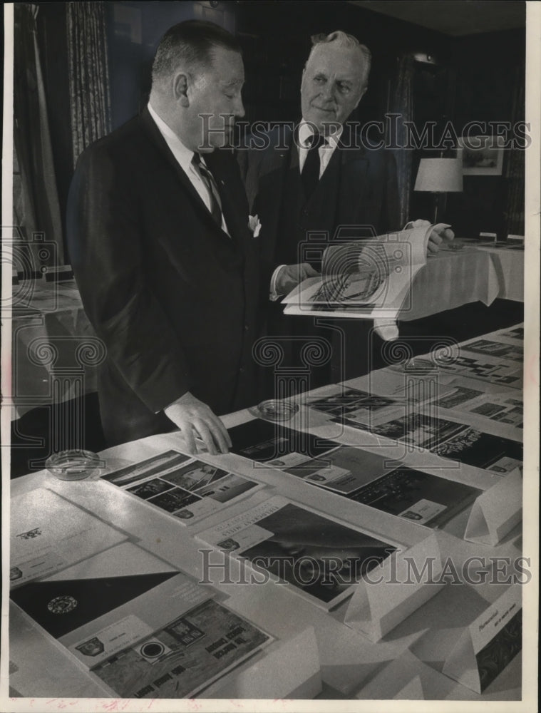 1966 Press Photo Arthur A. Wetzel, Karl O. Werwath Williamsburg Gallery