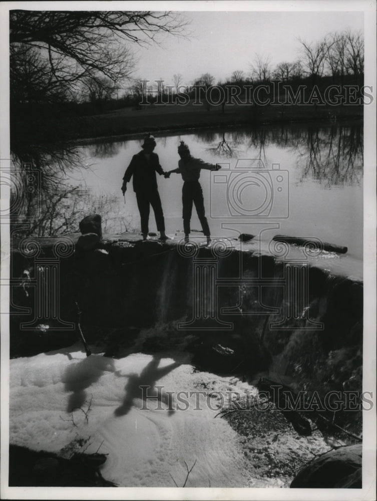 1958 Press Photo Kathleen Murphy, Susan Lyon played on a dam across a creek. - Historic Images