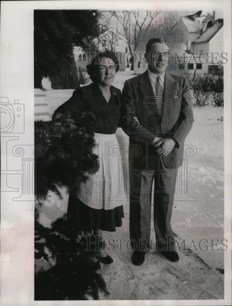 1958 Press Photo Llewelyn Williams and wife at their home in Randolph.- Historic Images