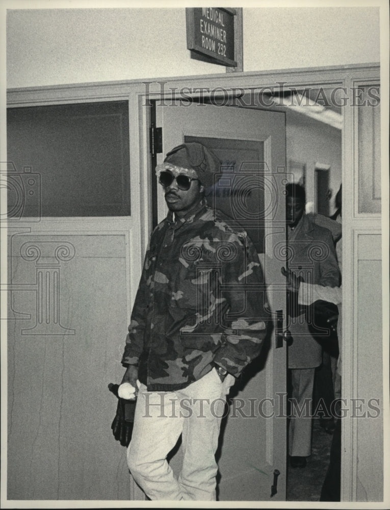 1985 Press Photo Lee Williams leaving medical examiner&#39;s office. - Historic Images