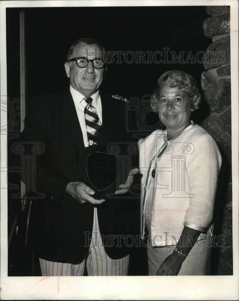 1971 Press Photo Herman Williams and wife named outstanding small businessman. - Historic Images