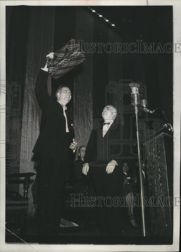 1957 Press Photo Governor Williams Holds Carpetbag At Convention In Madison- Historic Images